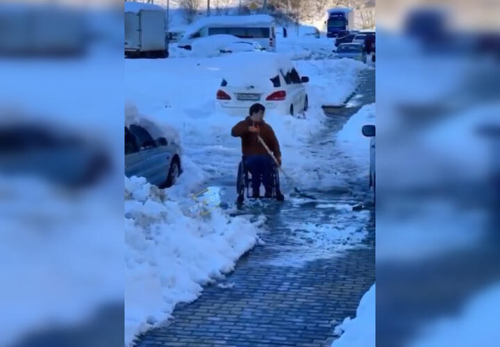 В Краснодаре мужчина на инвалидной коляске убирал снег ВИДЕО