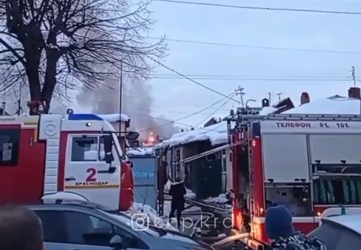 В Краснодаре загорелось здание в центре города ВИДЕО