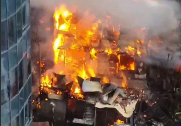 В Сочи из-за пожара в одноэтажном доме сгорел трехэтажный ВИДЕО