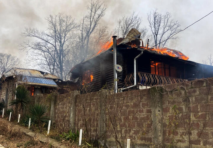 В Сочи сгорел двухэтажный частный дом ВИДЕО