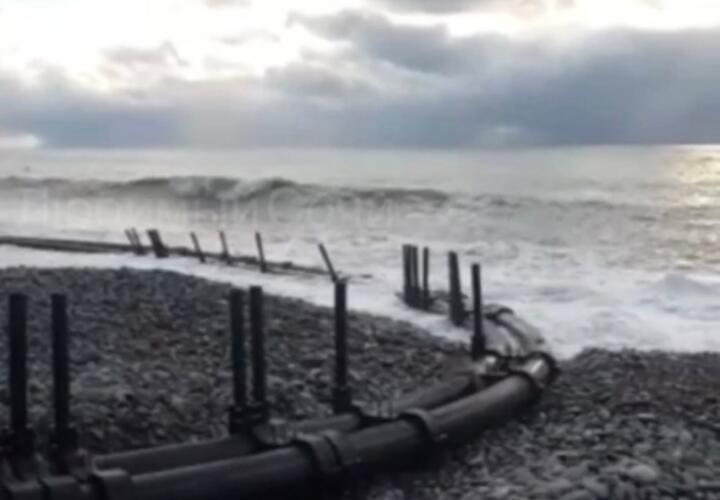 В Сочи загадочный объект штормом выброшен на берег ВИДЕО