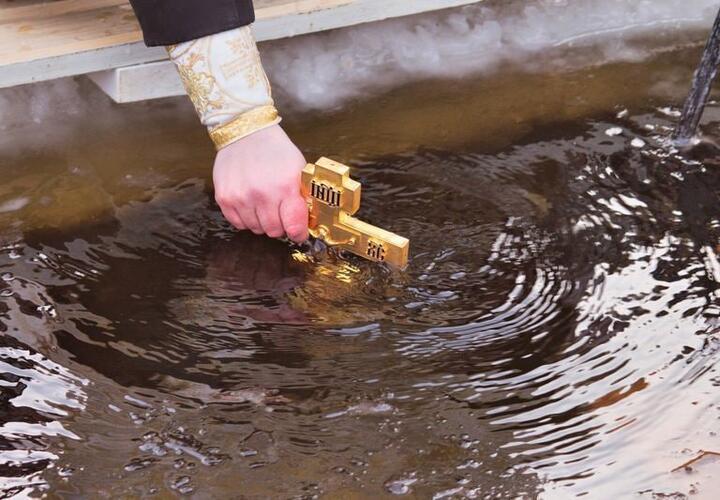 Власти Сочи из-за шторма отменили крещенские купания