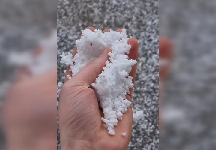 Жителей Кубани испугал снег, похожий на пенопласт ВИДЕО