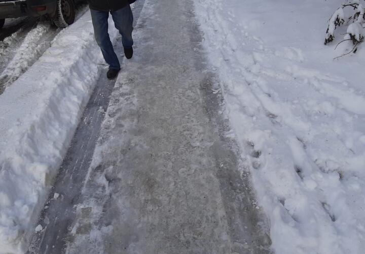 Жители Геленджика пожаловались на состояние дорог после снегопада