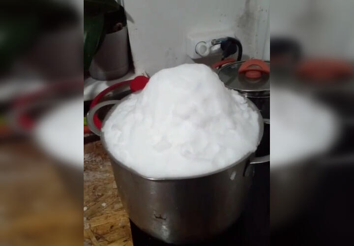 Жители Туапсе топят снег, чтобы сварить еду детям ВИДЕО