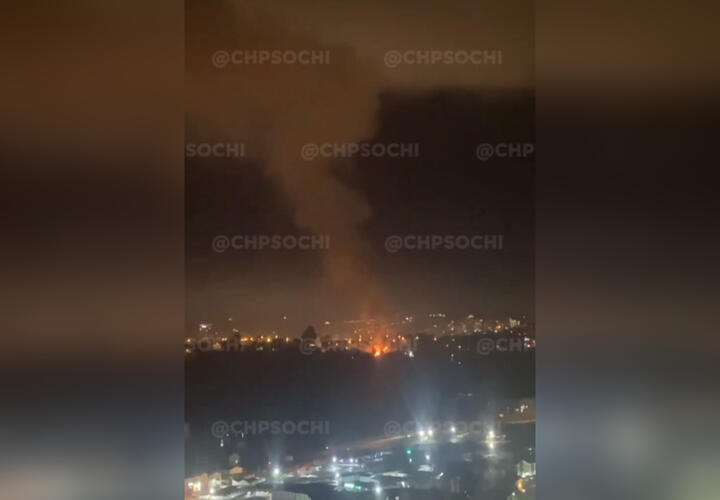 Из-за пожара в Хостинском районе Сочи перекрыли дорогу ВИДЕО