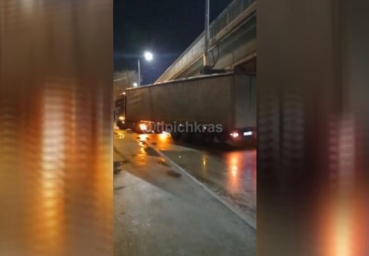 Краснодарская полиция проверит шофера, повредившего Садовый мост