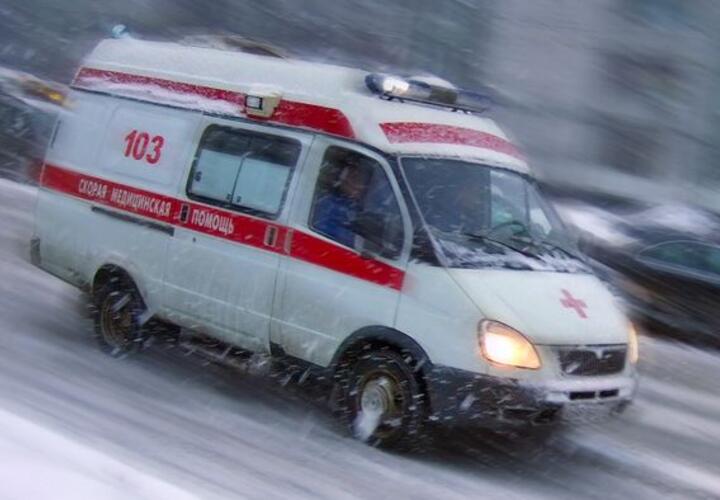 На Кубани из снега пришлось спасать машину скорой помощи ВИДЕО