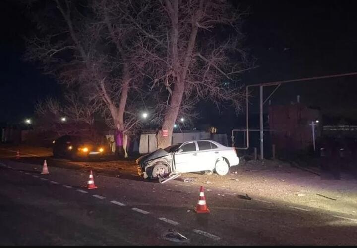 На Кубани водитель иномарки врезался в дерево и погиб