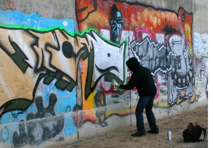 Найди отличия: в мэрии Краснодара  ЕЩЁжды заговорили про граффити