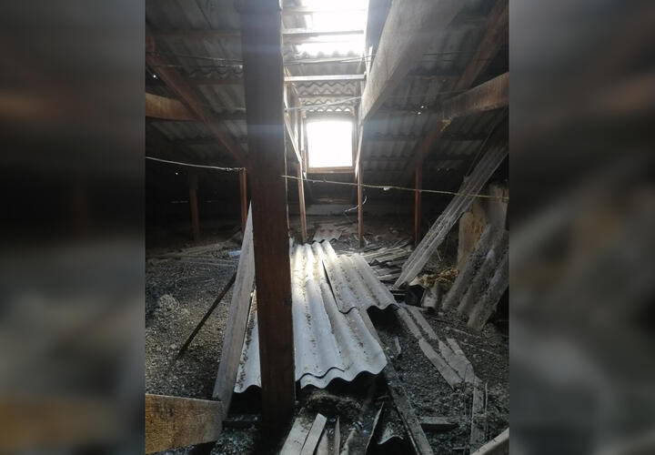 «Течет везде»: на Кубани обвалилась крыша еще одного жилого дома ВИДЕО