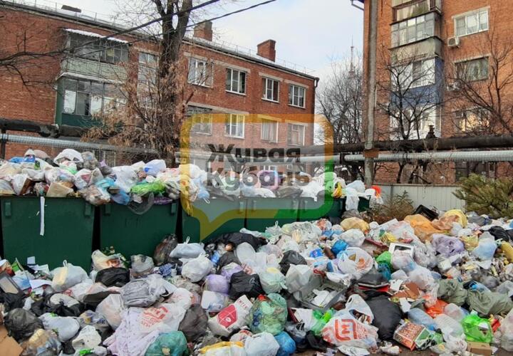 Трэш: в центре Краснодара нарастает мусорный полигон ВИДЕО