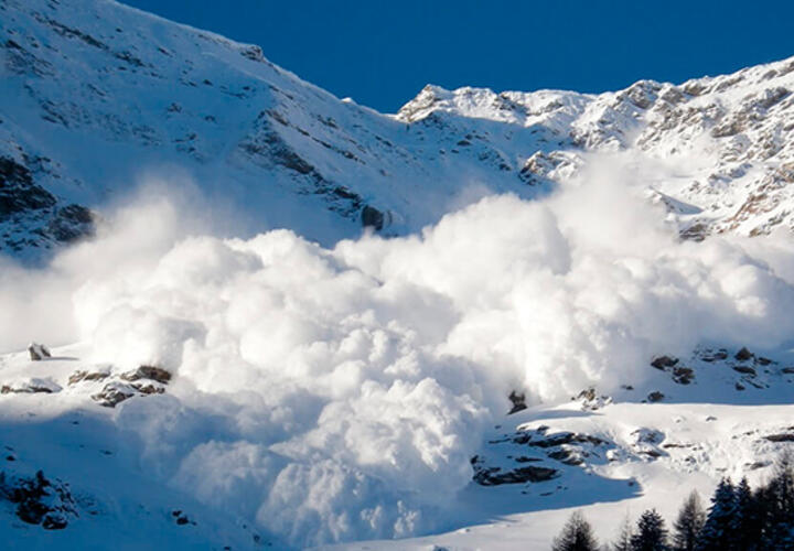 В горах Сочи на сноубордиста сошла лавина ВИДЕО