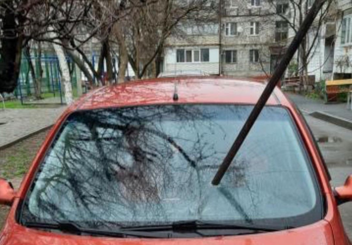 В Крымске воткнули лом в лобовое стекло иномарки ВИДЕО