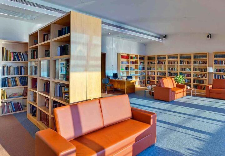 В Сочи библиотека лишилась мебели почти на 500 тысяч рублей