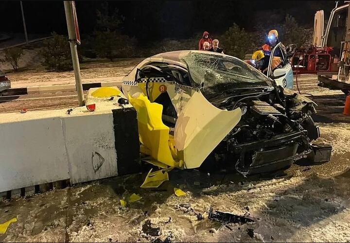 В Сочи такси с пассажирами врезалось в бетонное ограждение, погибли двое