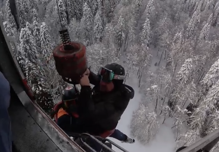 В Сочи заблудившегося сноубордиста пришлось спасать на вертолете ВИДЕО
