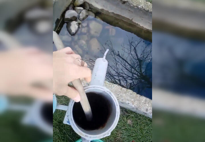 Житель Кубани придумал лайфхак, как избавиться от воды в затопленном дворе ВИДЕО