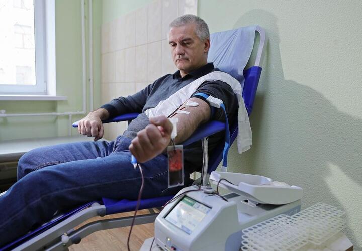 Глава Крыма Сергей Аксёнов сдал кровь для раненых солдат