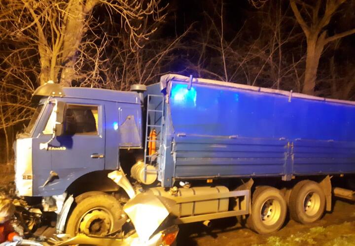 На Кубани два человека погибли в ДТП с грузовиками и легковушкой