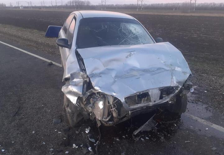 На Кубани водитель иномарки выехал на встречку и врезался в фургон