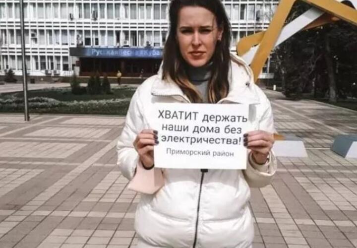 Не выдержала: в Новороссийске жительница вышла на одиночный пикет