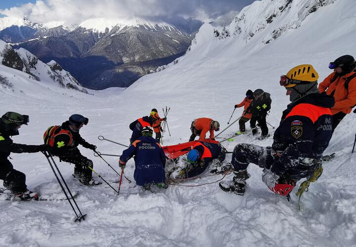 В горах Сочи лыжник рухнул с параплана, но выжил ВИДЕО