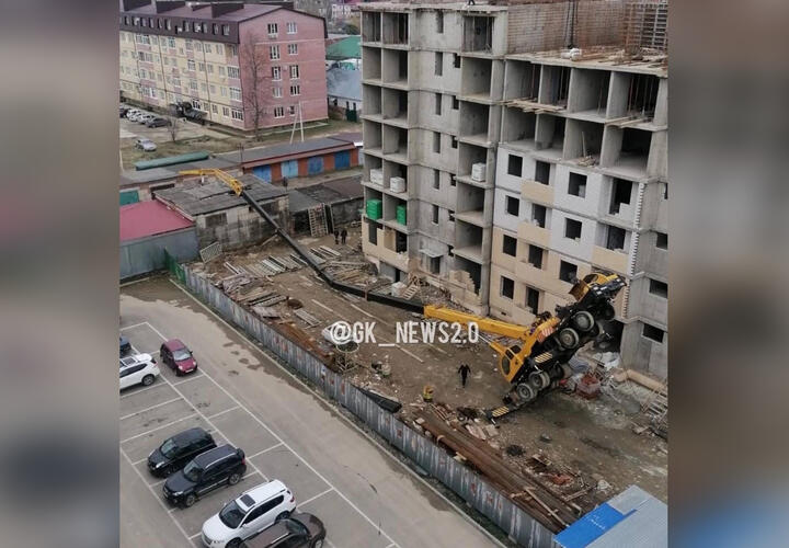 В Горячем Ключе на стройке рухнул автокран ВИДЕО