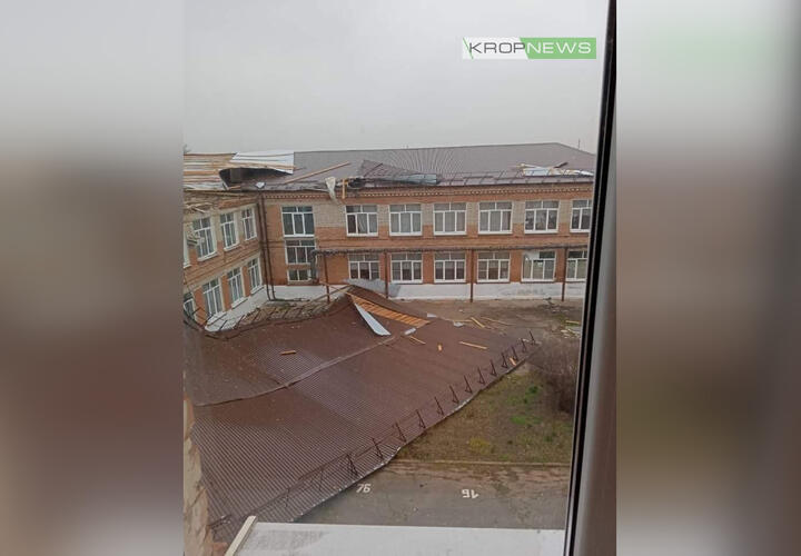 В Кавказском районе Кубани ураган сорвал крышу школы ВИДЕО