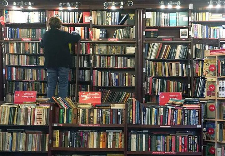 В книжных магазинах Кубани продавцы переписывают ценники