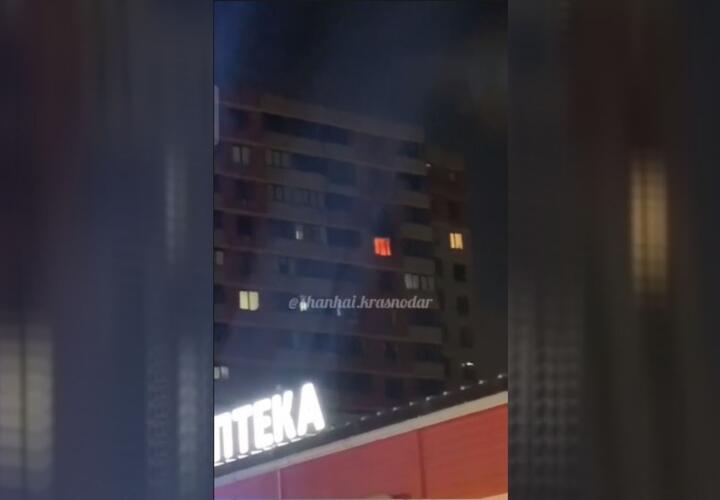 В Краснодаре из-за пожара в многоэтажке эвакуировали 70 человек ВИДЕО