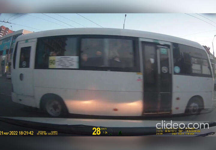 В Краснодаре водитель маршрутки едва не угробил пассажиров ВИДЕО