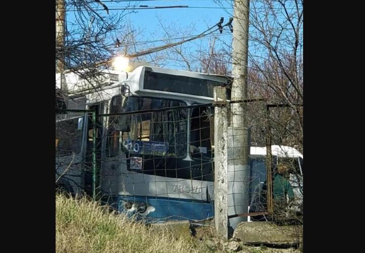В Новороссийске у троллейбуса отказали тормоза и он врезался в столб 
