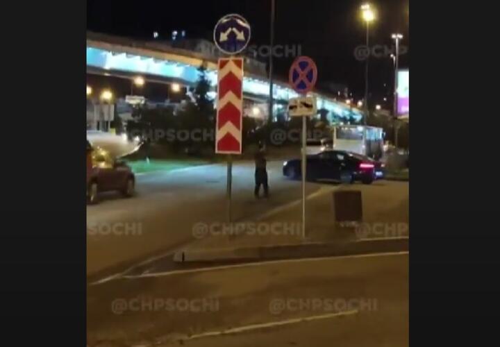 В Сочи неадекватный парень приставал к автомобилям на трассе ВИДЕО