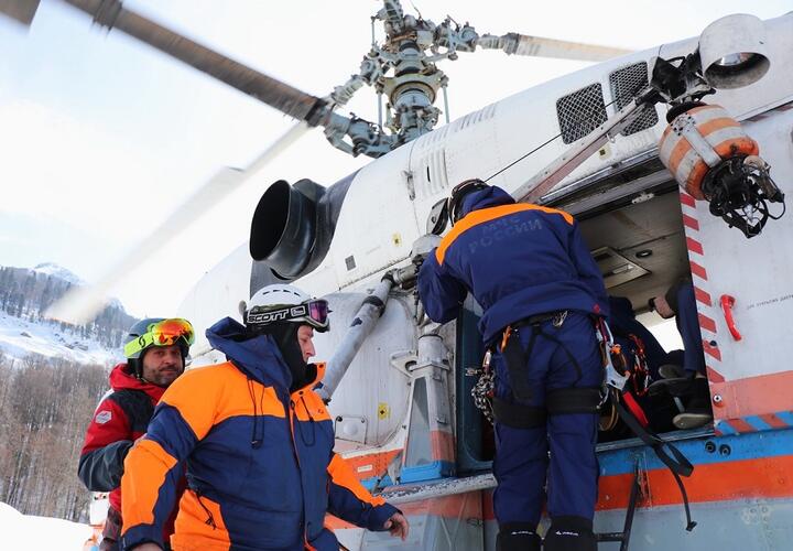 В Сочи спасатели эвакуировали травмированного туриста со склона горы ВИДЕО