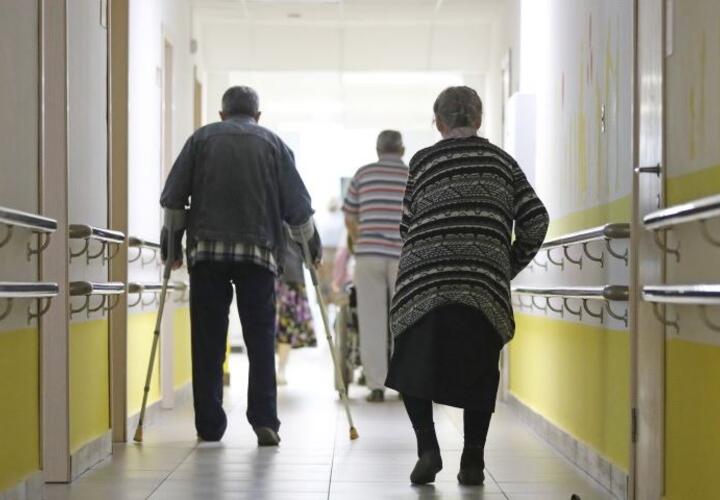 На Кубани персонал дома престарелых обложил данью пациентов