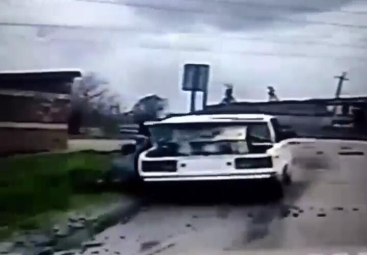 На Кубани пьяный водитель выпал из салона авто ВИДЕО