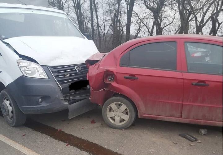 На Кубани в ДТП с шестью машинами пострадали два человека
