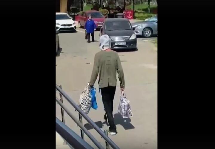 По Новороссийску бродит мужчина с пакетом на голове ВИДЕО