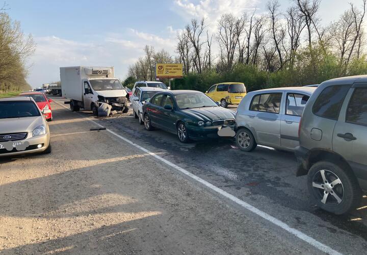Под Краснодаром на трассе столкнулись пять автомобилей ВИДЕО