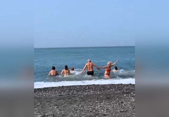 В Краснодарском крае туристы уже открыли купальный сезон ВИДЕО