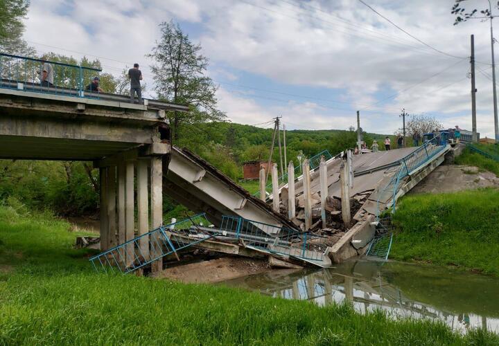 В Северском районе Кубани обвалился автомобильный мост