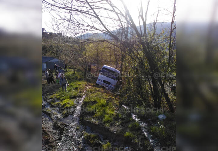 В Сочи автобус, полный пассажиров, съехал с дороги в кювет ВИДЕО