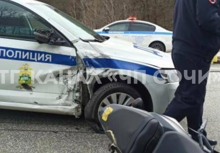 В Сочи мотоциклист попал в аварию с машиной ДПС ВИДЕО