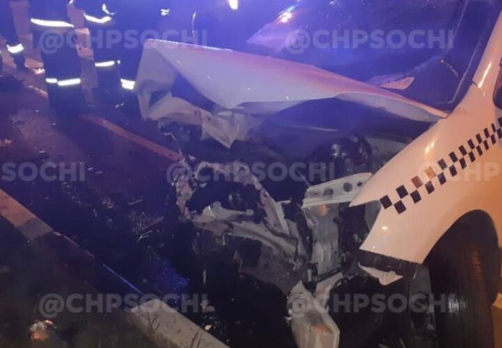 В Сочи пьяный водитель на BMW устроил аварию с такси ВИДЕО