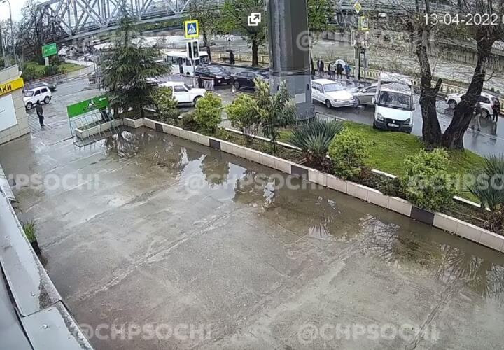 В Сочи сразу три автомобиля не поделили дорогу ВИДЕО