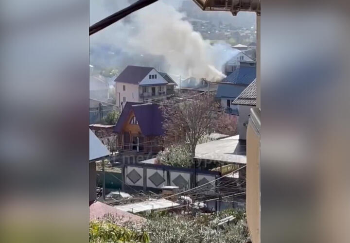 В Сочи утром сгорел частный дом с мансардой ВИДЕО
