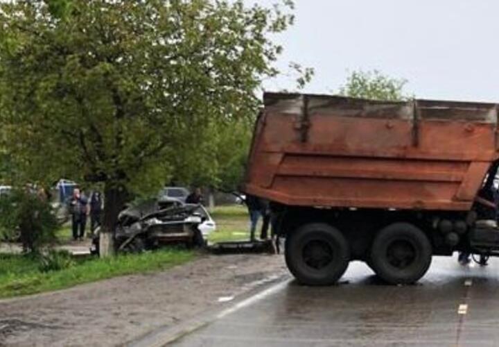 На трассе в Краснодарском крае самосвал на встречке раздавил  «Ладу» 