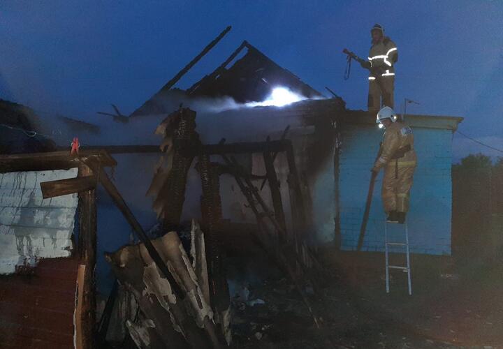 Под Кропоткиным пожар с пристройки перекинулся на крышу дома ВИДЕО