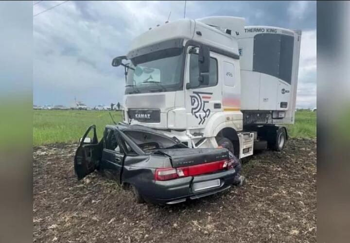 В Адыгее два человека погибли, столкнувшись на встречке с грузовиком